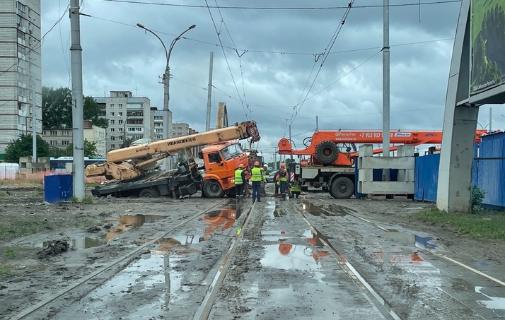 В Новосибирске автокран провалился в грунт на площади Труда перекрыв