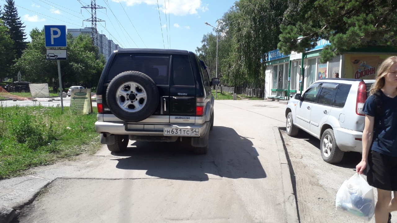 В Академгородке тротуар на ул. Иванова открыли для движения машин