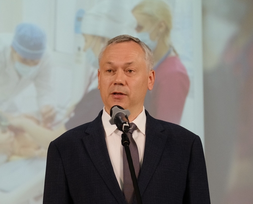 Выпускники-отличники НГМУ получили дипломы из рук губернатора области