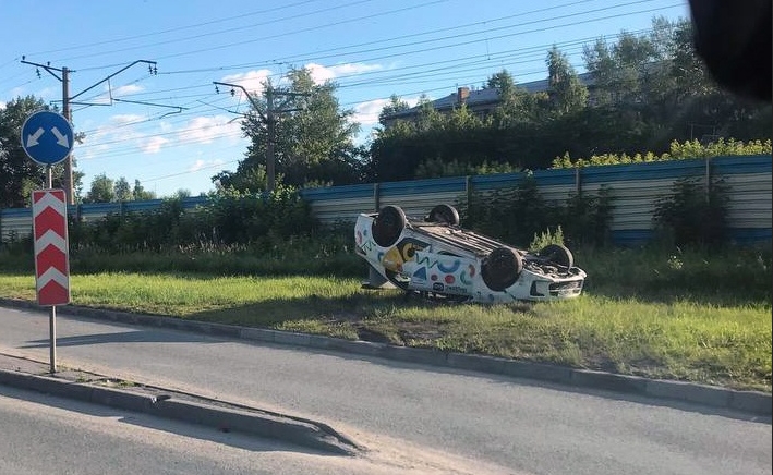 На Бердском шоссе такси Kia Rio перевернулось после аварии: пострадал