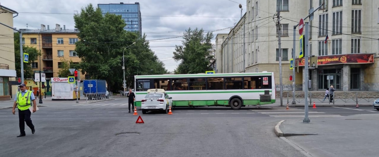 Три пассажира автобуса пострадали в аварии в центре Новосибирска