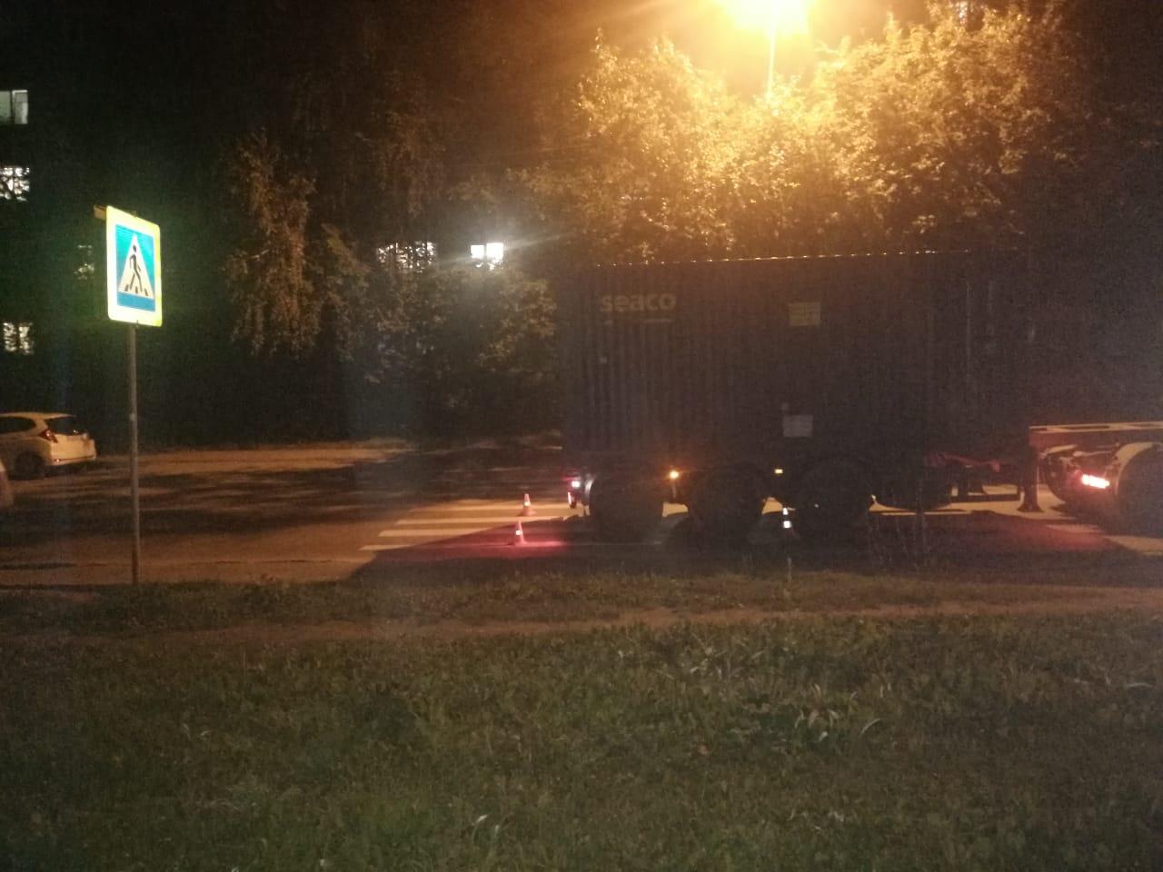 МАЗ с прицепом насмерть сбил мужчину на переходе в Новосибирске