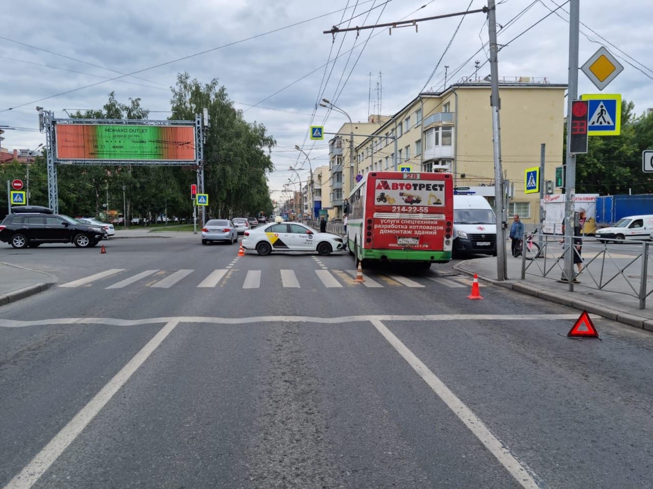 Три пассажира автобуса пострадали в аварии в центре Новосибирска