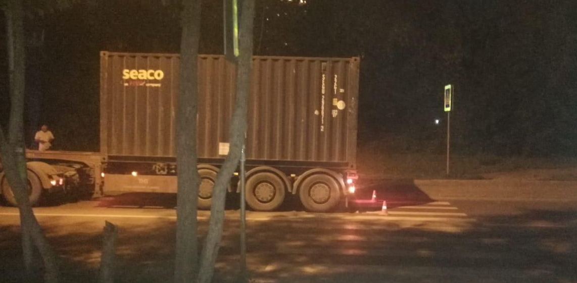 МАЗ с прицепом насмерть сбил мужчину на переходе в Новосибирске