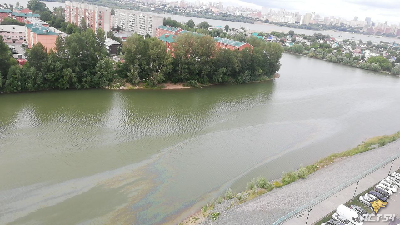 Пятна бензина в заливе Оби обнаружили жители улицы Междуреченской
