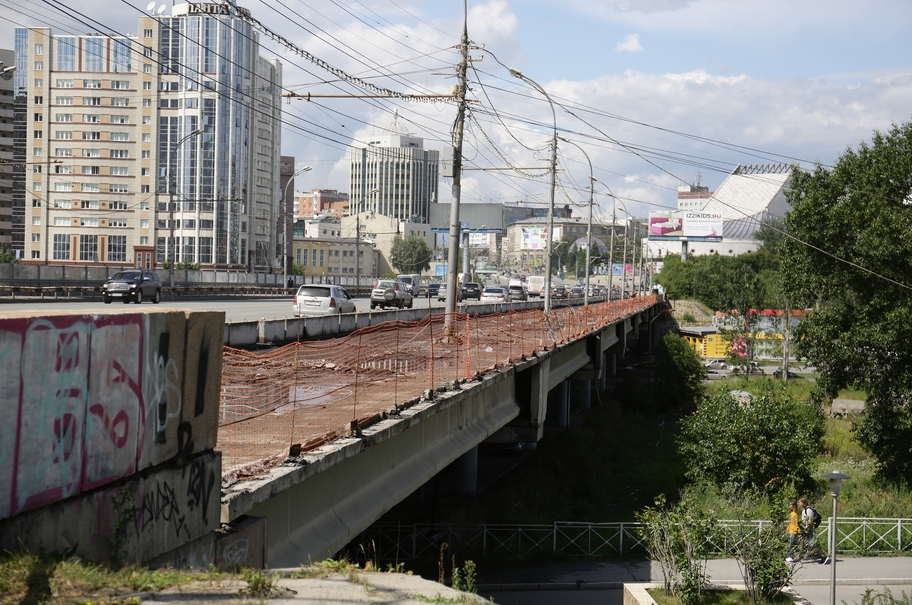Мост на Октябрьской магистрали Новосибирска обновят к ноябрю за 146