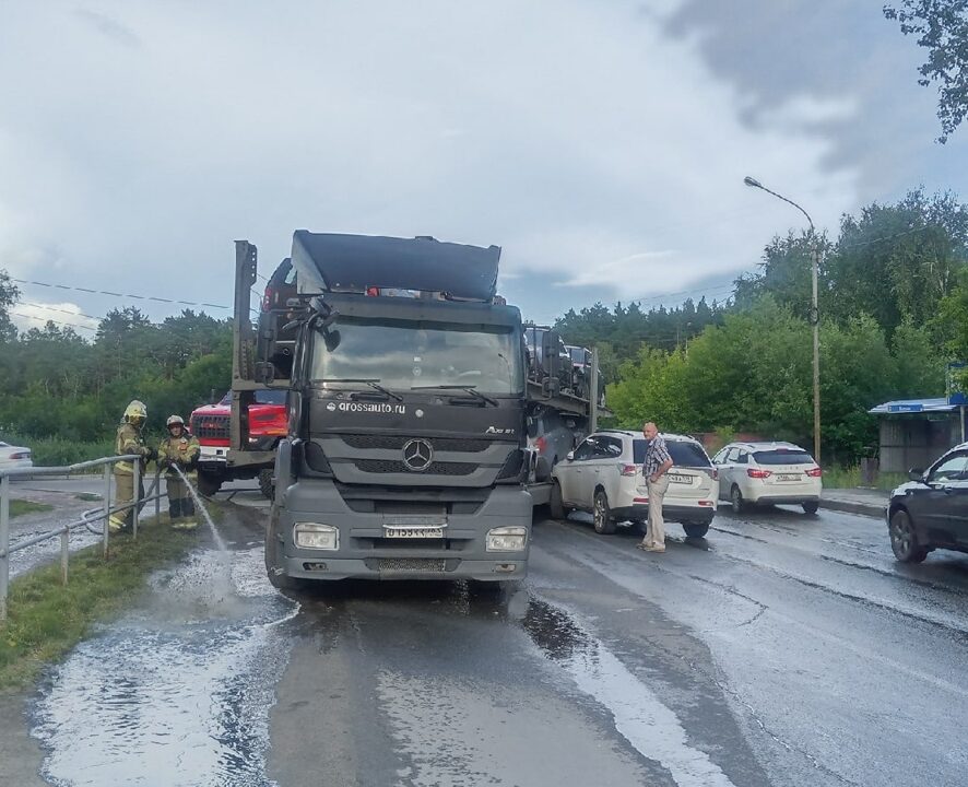 На Шлюзе из попавшей в аварию фуры вылилось топливо