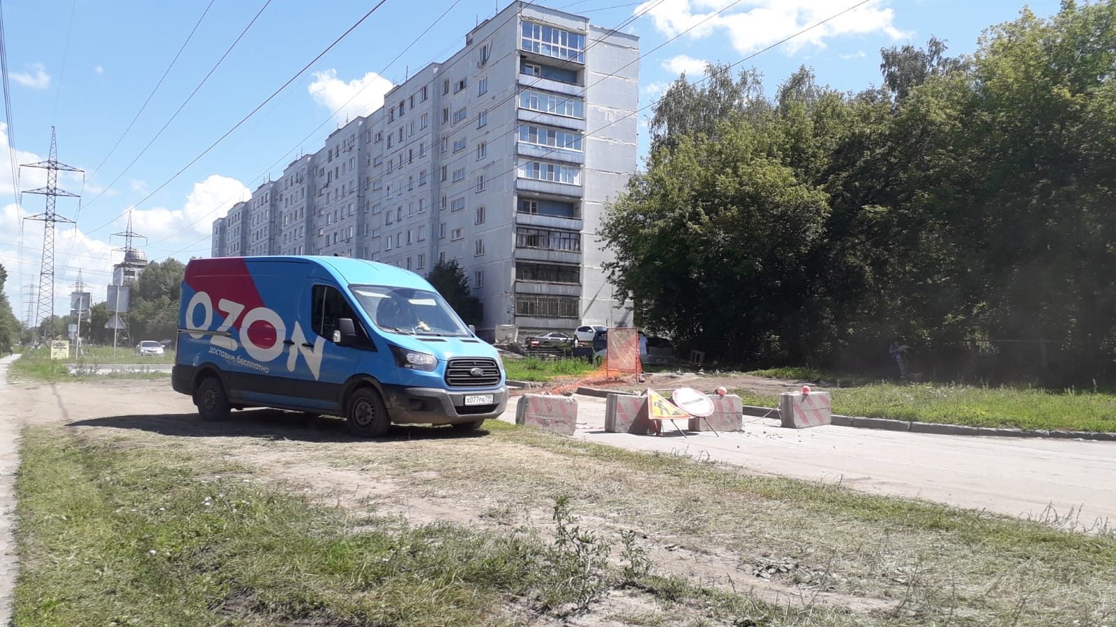 В Академгородке тротуар на ул. Иванова открыли для движения машин