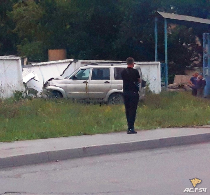 В Новосибирске мужчина на УАЗ Patriot пробил бетонный забор