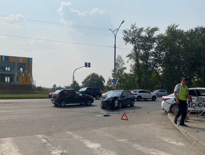 Трое взрослых и двое детей пострадали в аварии на Бердском шоссе в