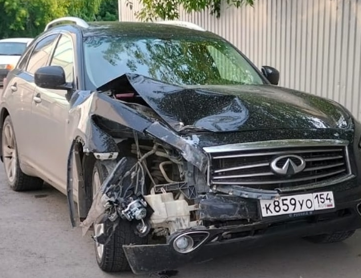 На ОбьГЭСе Infiniti врезался во встречный автомобиль с ребёнком