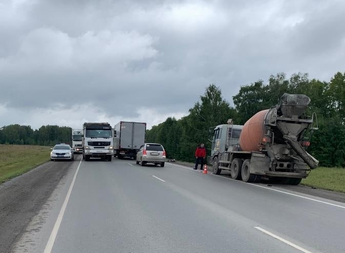 Под Новосибирском грузовик насмерть раздавил водителя бетономешалки