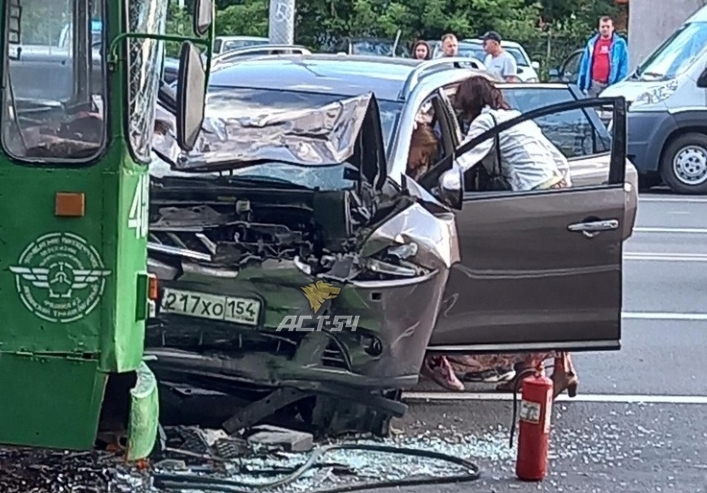 Женщина-водитель Nissan Murano пострадала в ДТП с троллейбусом в