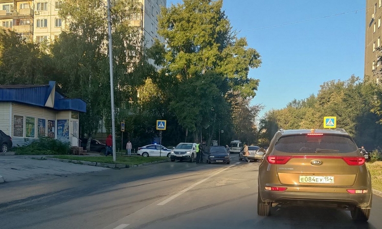В Новосибирске Daihatsu Charade сбил пожилого мужчину на переходе