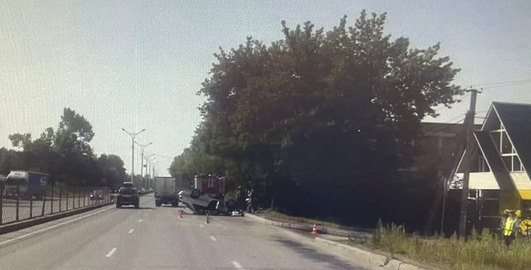 На Бердском шоссе легла на крышу &laquo;Тойота&raquo;: пострадал водитель