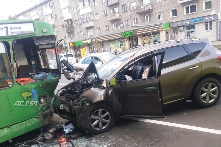 Женщина-водитель Nissan Murano пострадала в ДТП с троллейбусом в