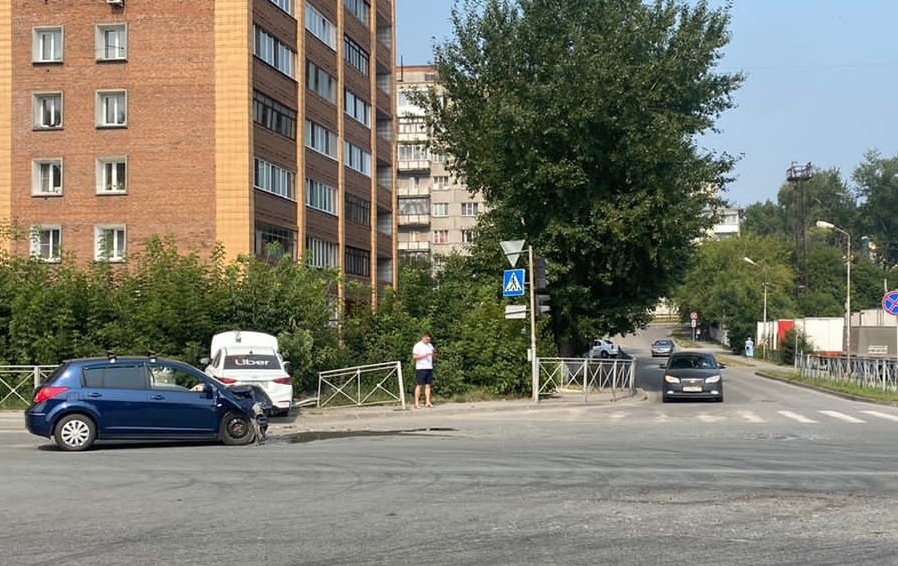Трое взрослых и двое детей пострадали в аварии на Бердском шоссе в