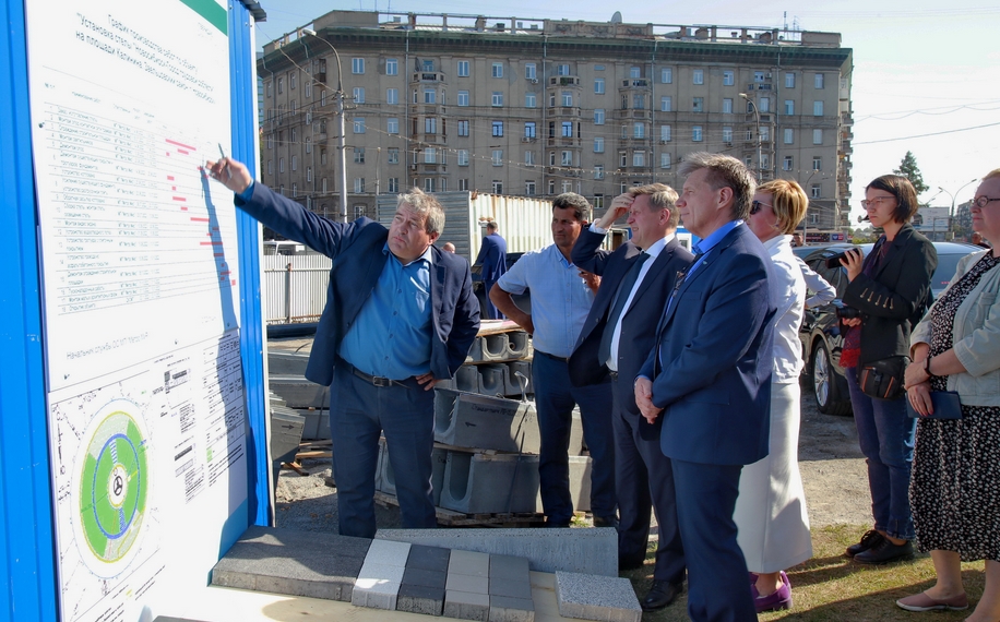 В Новосибирске приступили к установке 35-метровой стелы &laquo;Город
