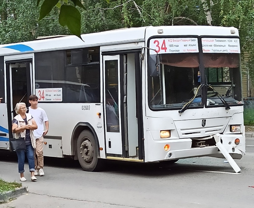 В Новосибирске один автобус врезался в &laquo;Рено&raquo;, другой сбил пенсионерку