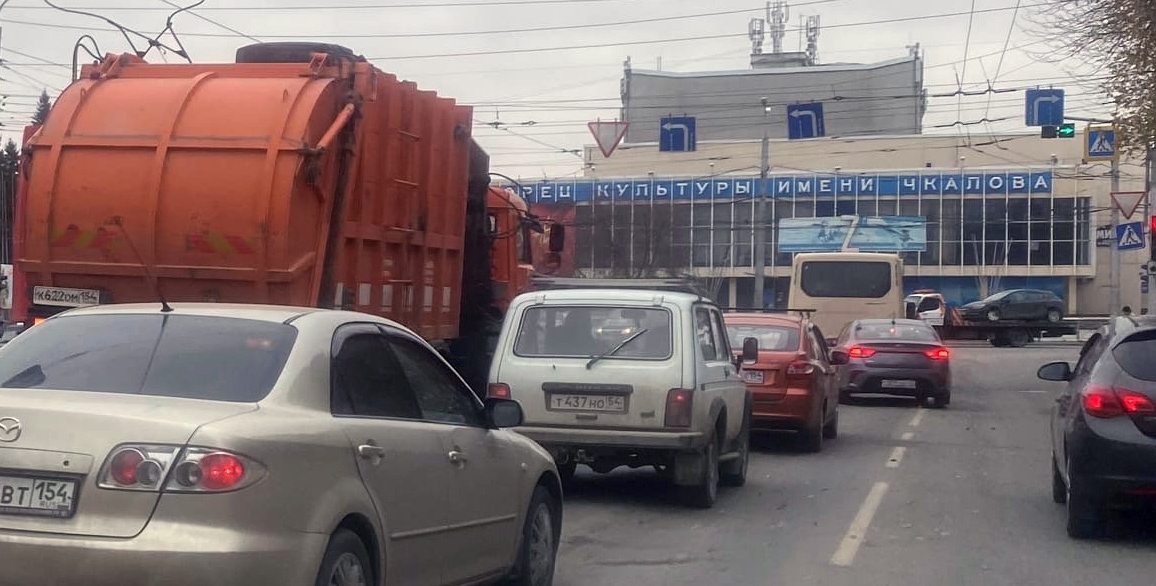 В Новосибирске умерла пенсионерка, попавшая под мусоровоз