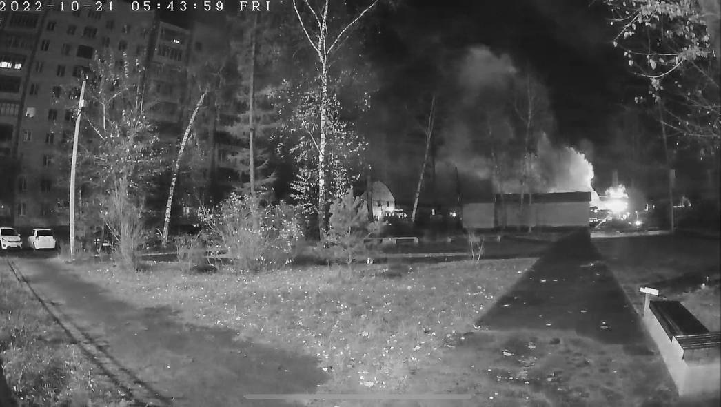 В Новосибирске за сутки сгорел барак на Вертковской и вагон сторожа у
