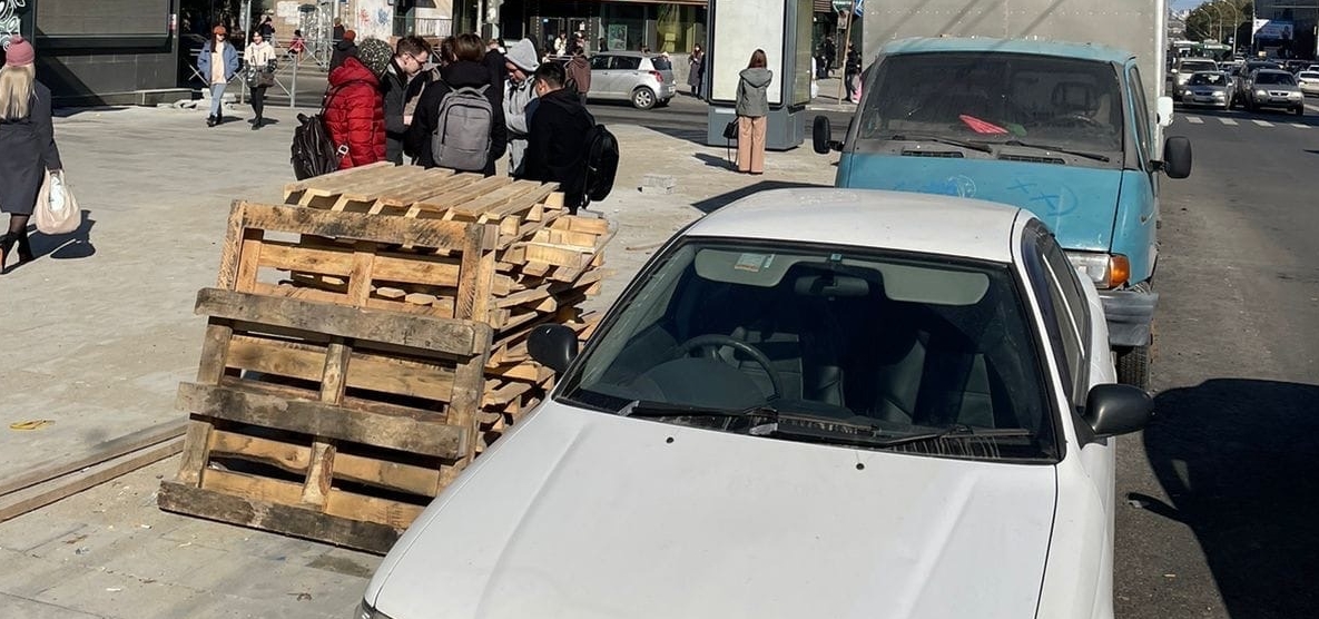 Новосибирцы жалуются на машины торговцев у метро &laquo;Студенческая&raquo;
