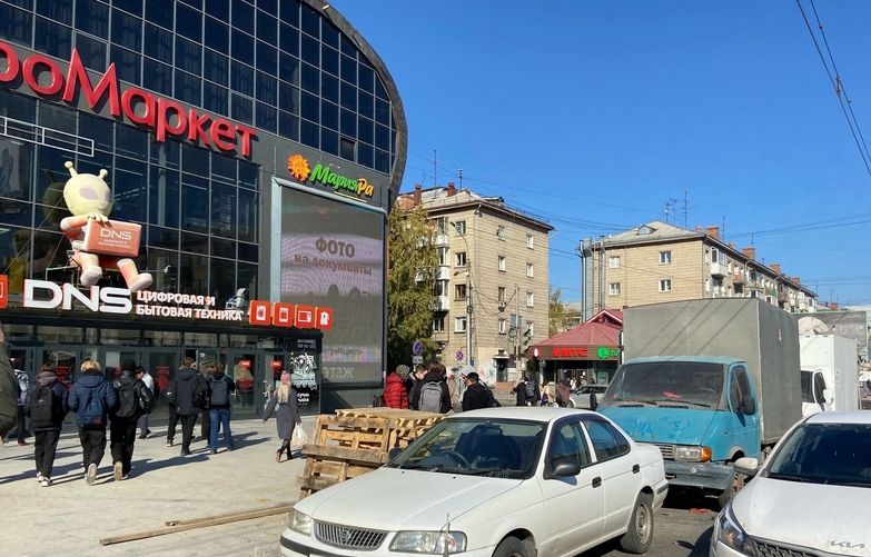 Новосибирцы жалуются на машины торговцев у метро &laquo;Студенческая&raquo;