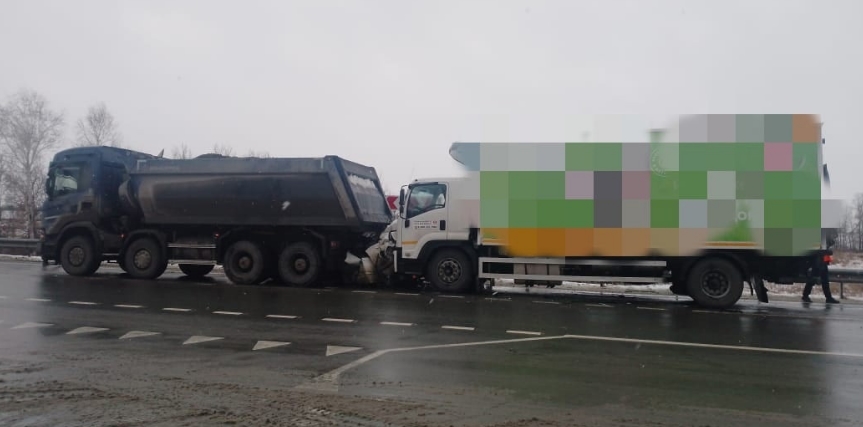 Под Новосибирском два грузовика раздавили &laquo;Тойоту&raquo; вместе с водителем