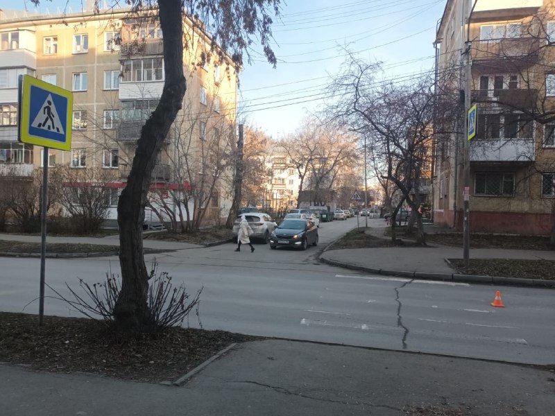 В центре Новосибирска Honda Civic сбил женщину с 9-летним ребёнком