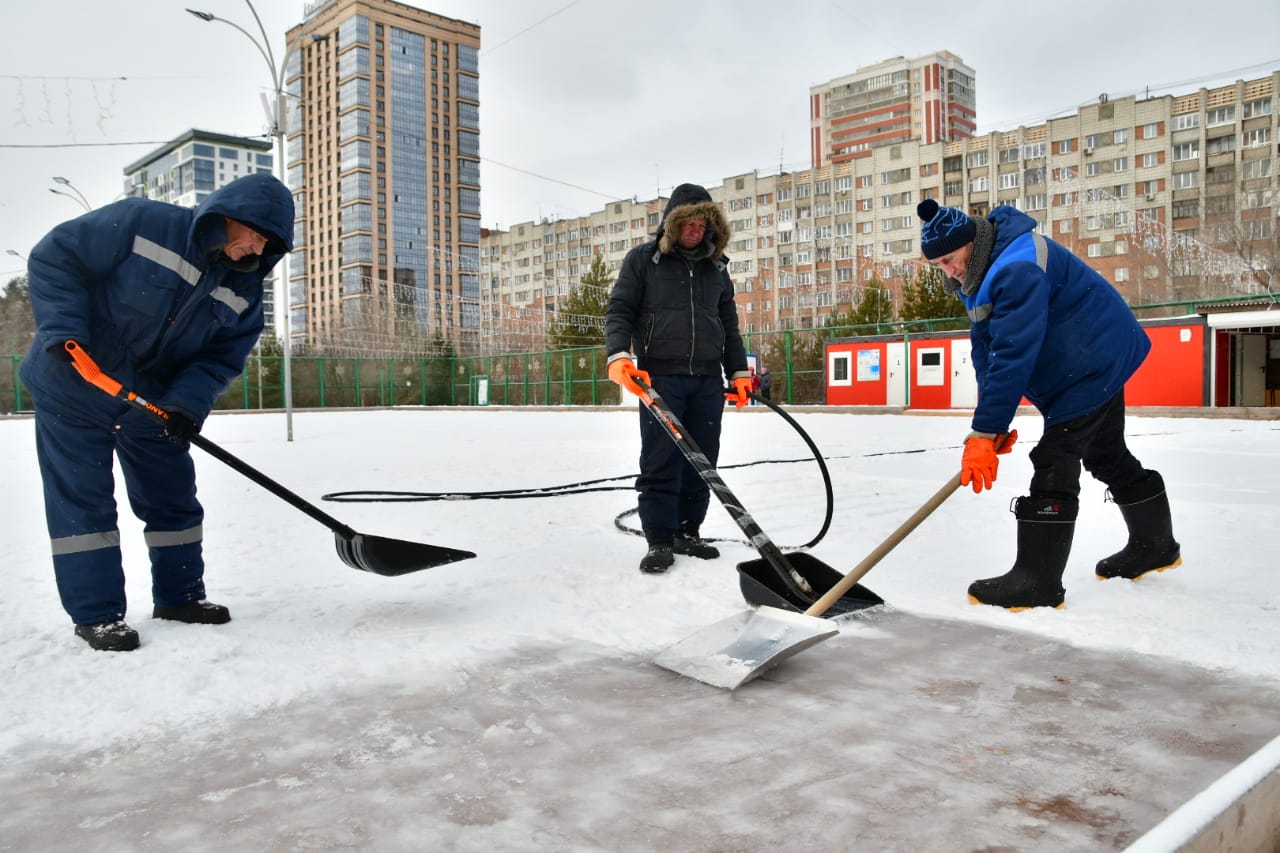 В Новосибирске начали заливать каток в Нарымском сквере