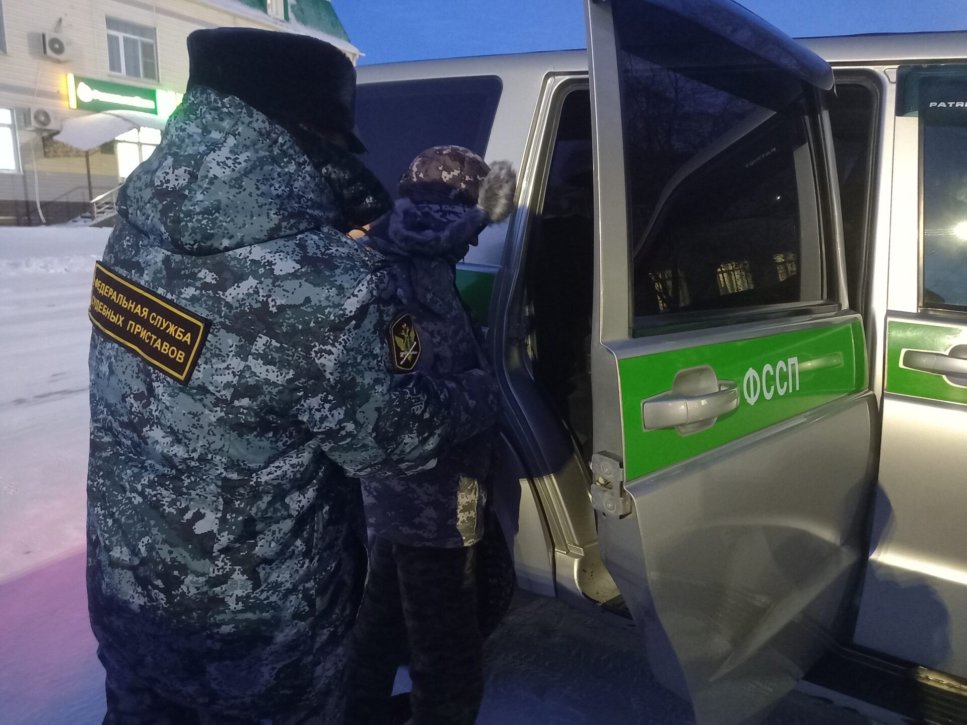Новосибирец прятался от суда в сарае со скотом