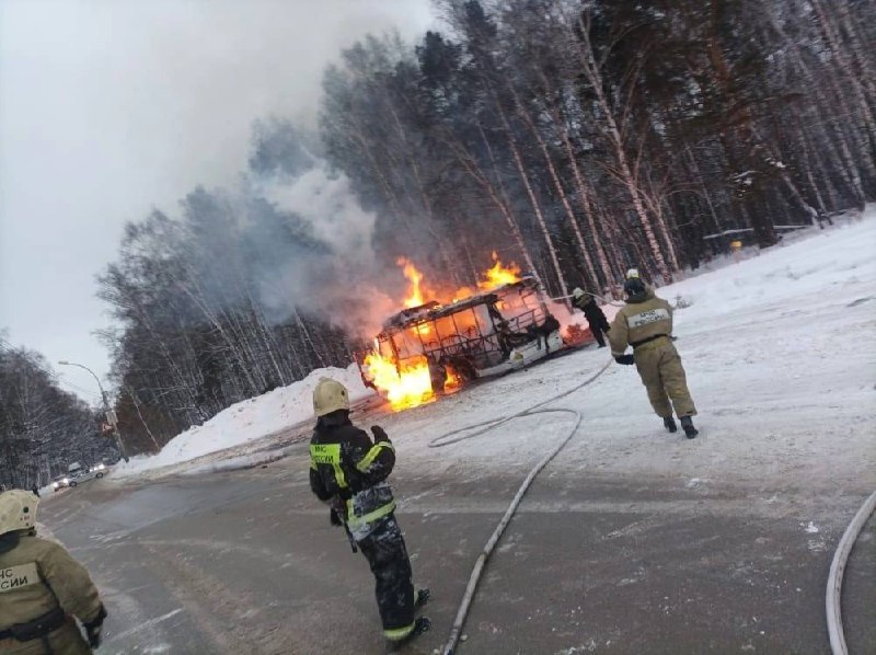 Пассажирский автобус №52 сгорел дотла в Нижней Ельцовке
