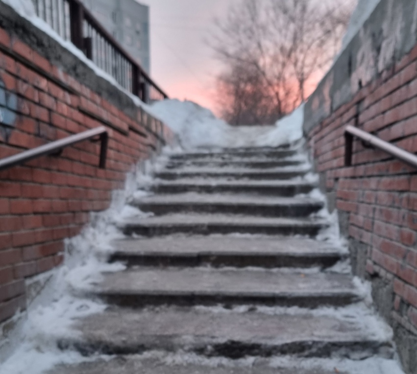 В Новосибирске жалуются на скользкие уличные лестницы в Нижней