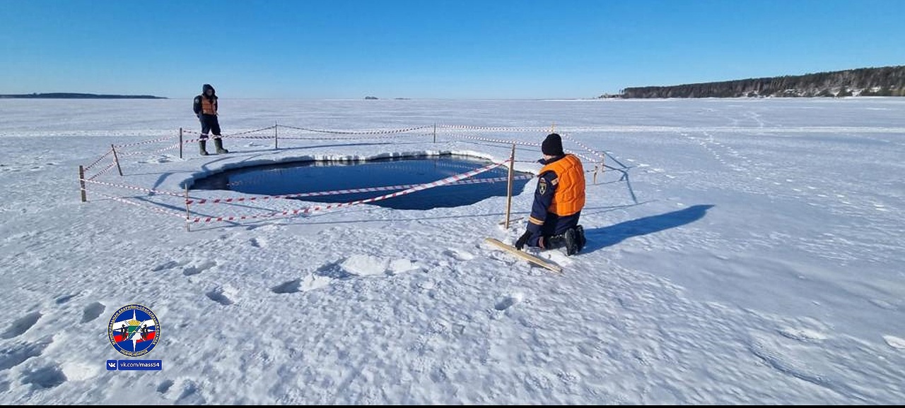 Новосибирские спасатели вытащили собаку из промоины на Обском море