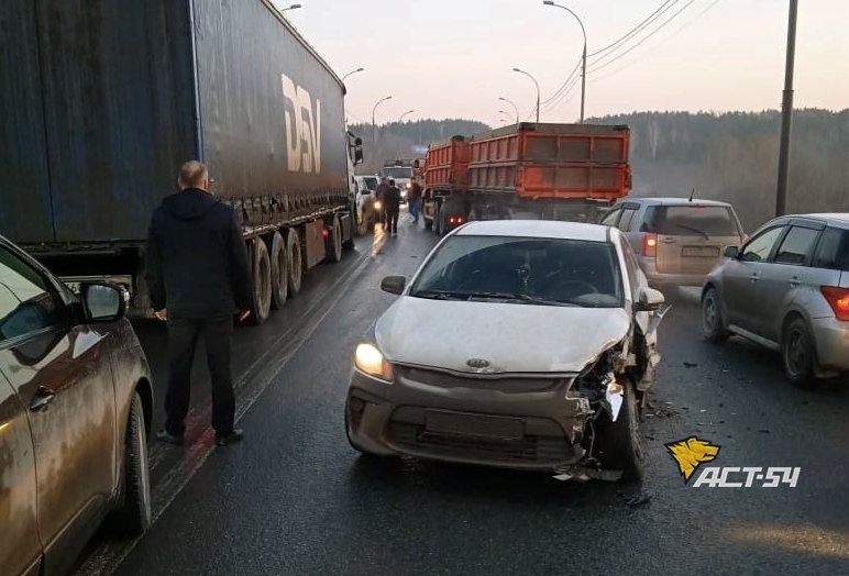 Массовая авария перекрыла движение по Бердскому шоссе у Вшивой горки