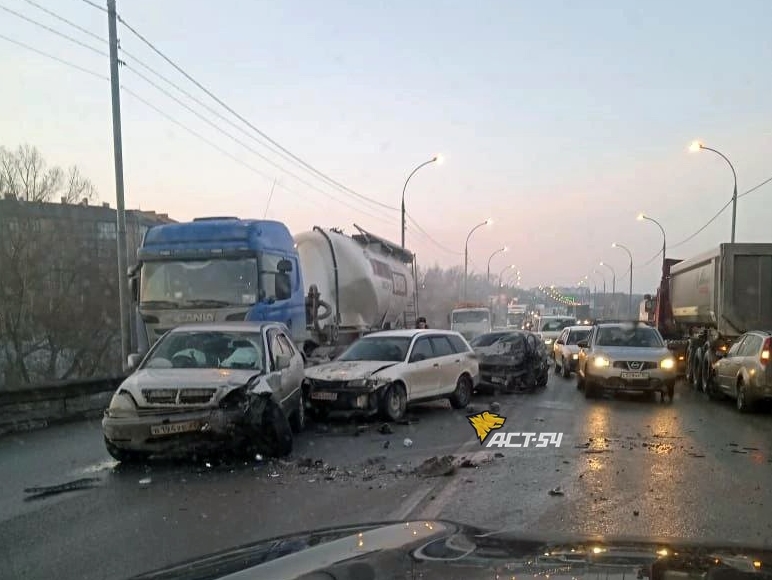 Массовая авария перекрыла движение по Бердскому шоссе у Вшивой горки