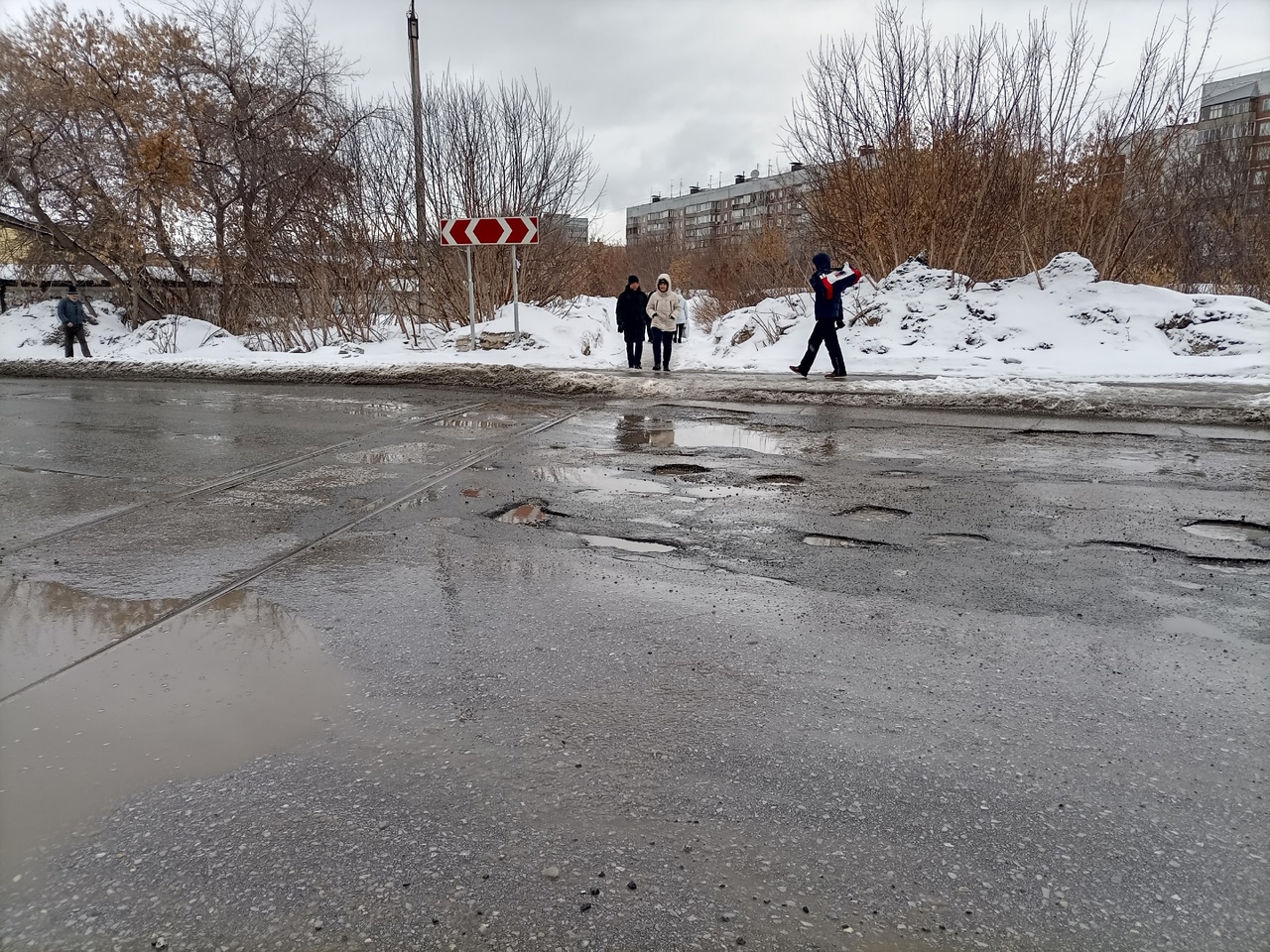 В Академгородке до конца февраля ограничат движение по улице