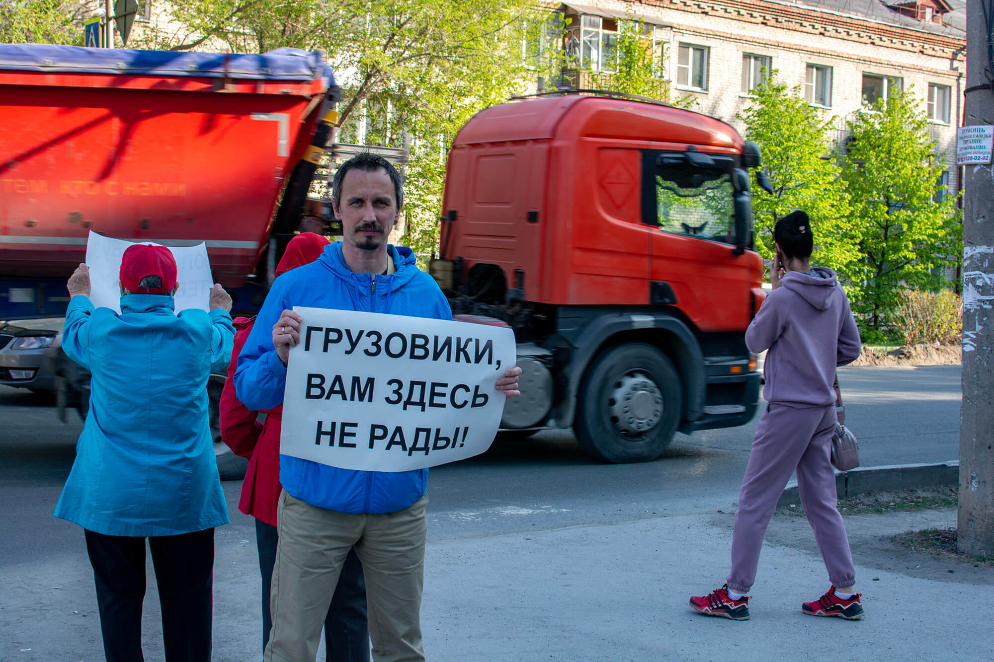Жители ОбьГЭСа вышли на пикет против движения фур по микрорайону