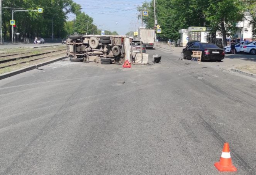 В Новосибирске Mercedes опрокинул грузовик в тройном ДТП на Петухова