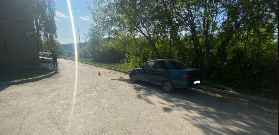 В Новосибирске женщина за рулём Toyota сбила во дворе 8-летнего