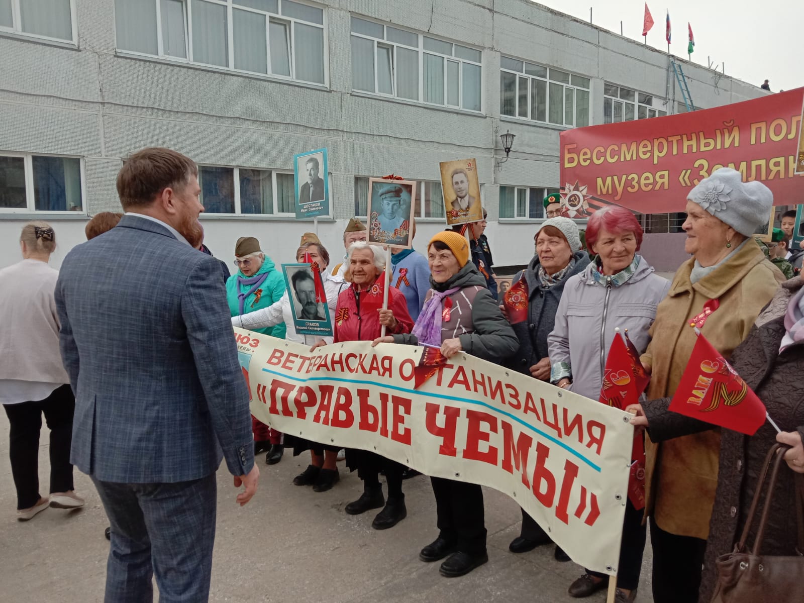 В Советском районе &laquo;Бессмертный полк&raquo; прошёл по территории школы №121