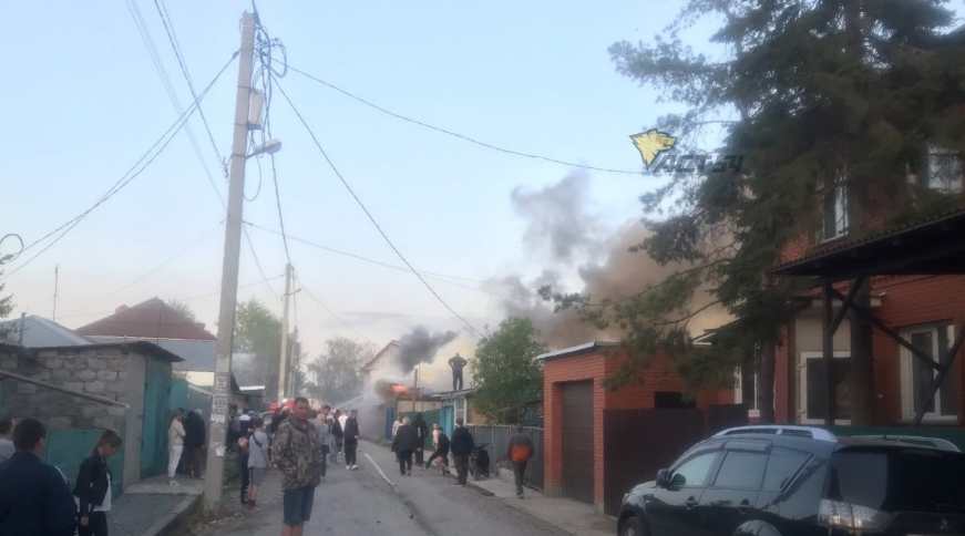 Крупный пожар повредил три дома в Ленинском районе Новосибирска