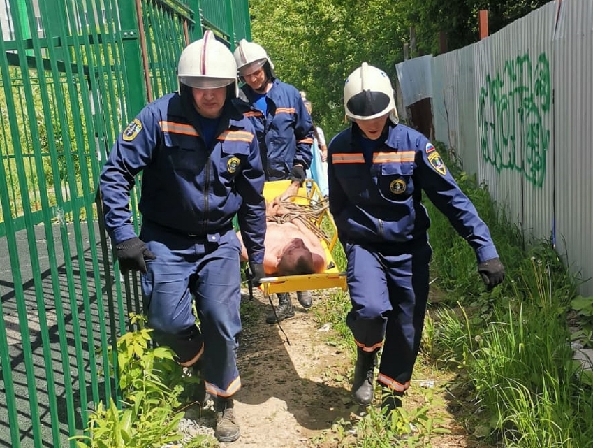 Спасатели достали голого новосибирца из оврага на Богаткова