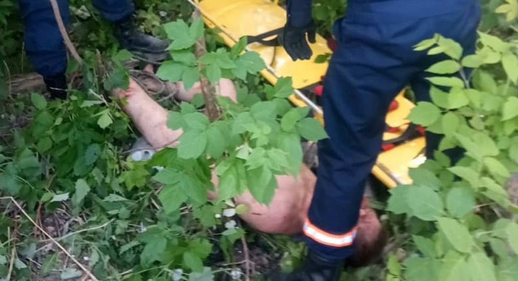Спасатели достали голого новосибирца из оврага на Богаткова