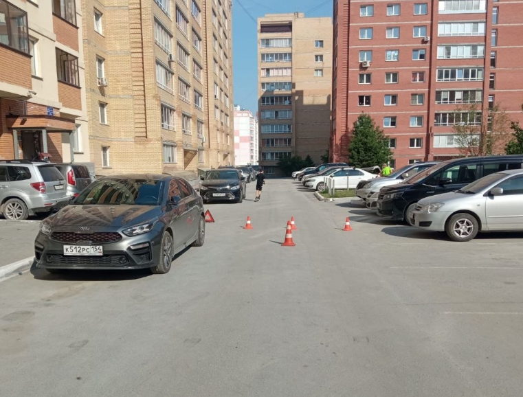 В новосибирском дворе седан Kia Cerato сбил 5-летнюю девочку