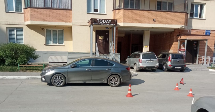 В новосибирском дворе седан Kia Cerato сбил 5-летнюю девочку