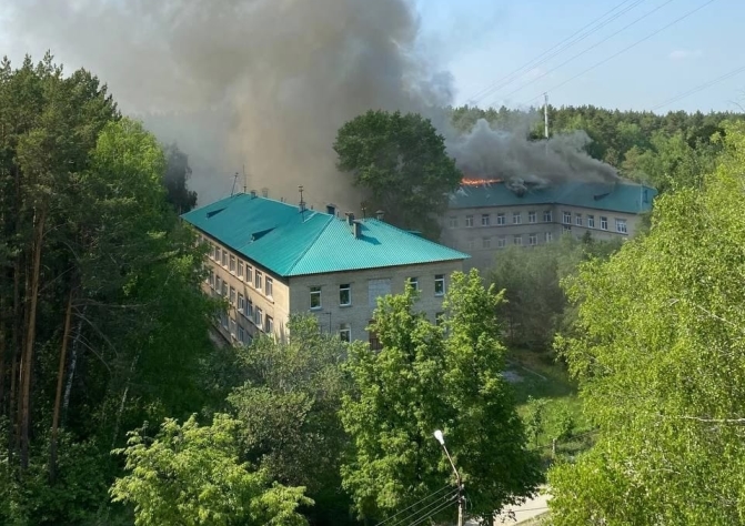 Кровля здания Центральной клинической больницы горит в новосибирском