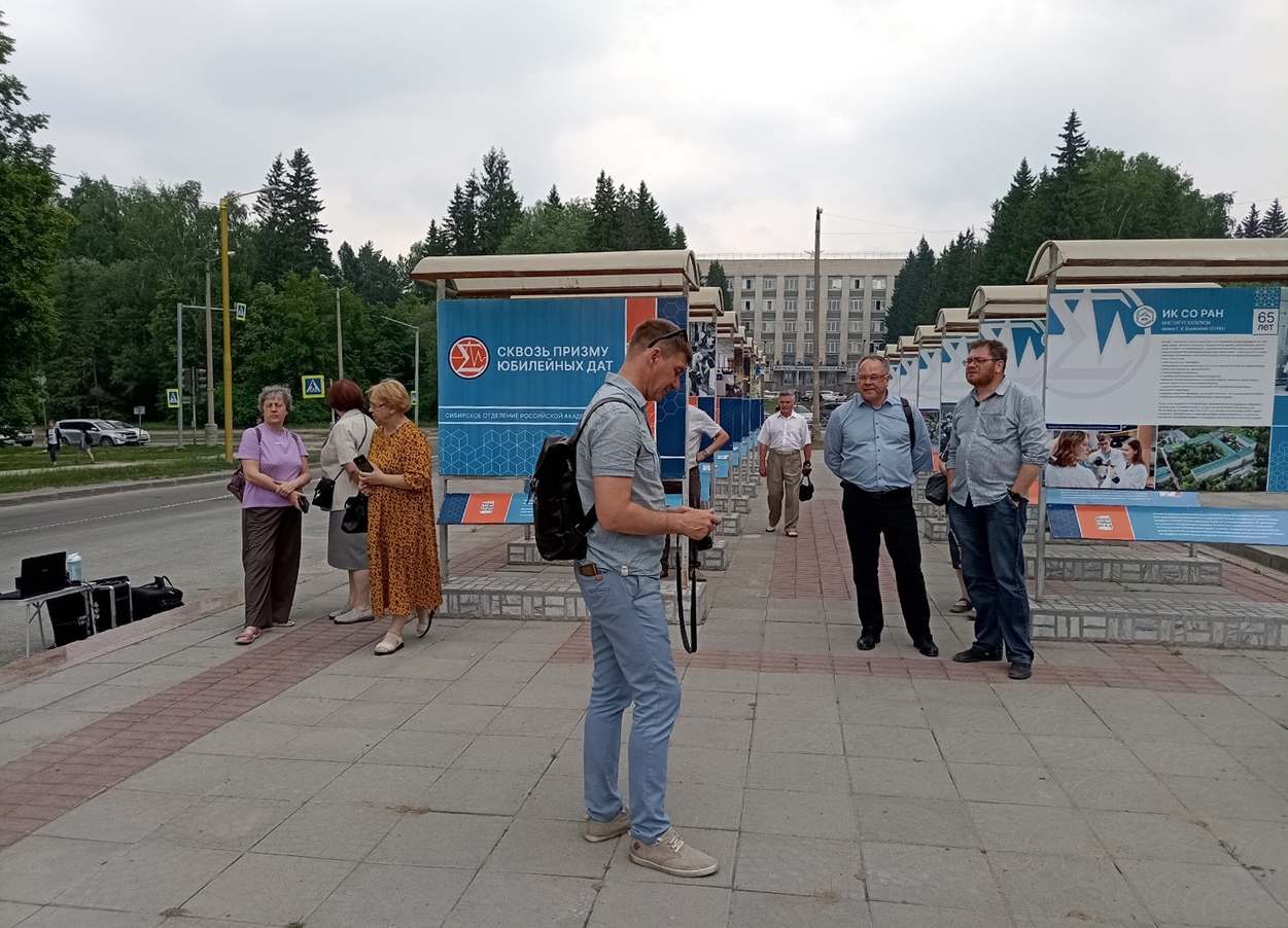 В Академгородке открылась фотовыставка к юбилеям 8 институтов