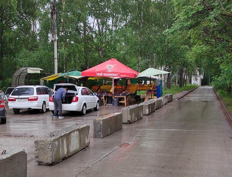 В Академгородке демонтируют палатки и зонты уличных торговцев на