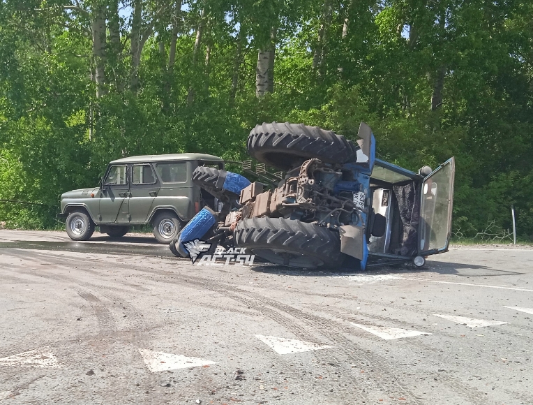 Под Новосибирском Toyota опрокинула трактор Беларусь